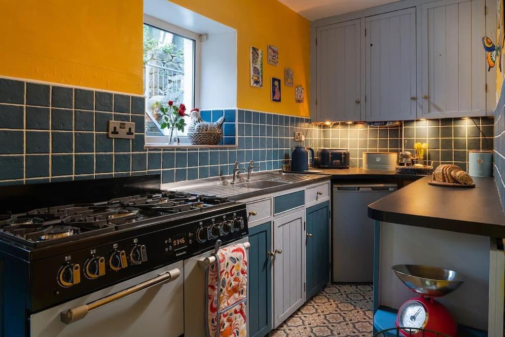 Fantastic Sea Views At Century'S Old Alma'S Cottage - Sleeps Up To 8 Guests Penmaen-mawr Buitenkant foto